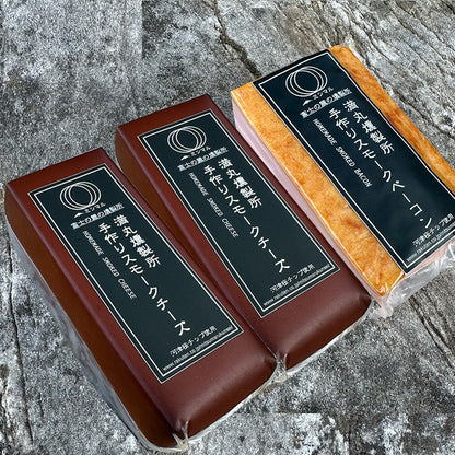 【予約｜お歳暮・冬ギフト】 満丸燻製所 手作りスモークチーズ・ロング二本とスモークベーコンのギフトセット